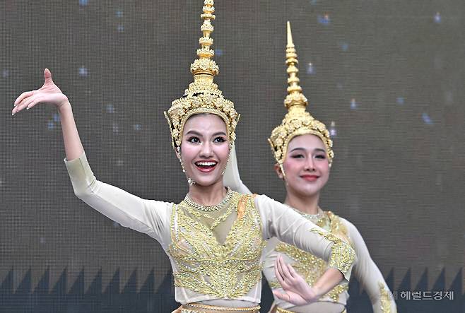 6일 오전 서울 중구 청계광장에서 열린 싸와디 서울 타이 페스티벌 2025 개막식에서 시암 만트라 팀이 전통무용을 선보이고 있다. 올해로 10회를 맞이한 싸와디 서울 타이 페스티벌 2025는 서울 도심에서 태국의 문화와 예술, 음식 등 다양한 태국 문화를 접할 수 있는 축제로 6일과 7일 양일간 진행됐다. 임세준 기자