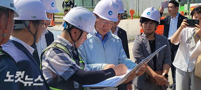 유정복 인천시장이 송도역세권 개발사업 부지 일대를 현장 점검하고 있는 모습. 박창주 기자