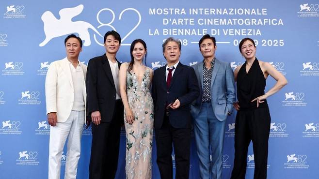 제82회 베니스국제영화제를 찾은 '어쩔수가없다'의 박찬욱 감독(오른쪽 세번째)과 출연 배우들. 연합뉴스
