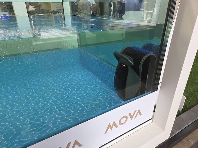 6일(현지시간) 독일 베를린에서 열린 ‘IFA 2025’에서 중국 기업 ‘모바’의 수중 로봇청소기 ‘로버 X10’가 수조 내부를 청소하고 있다. 곽소영 기자