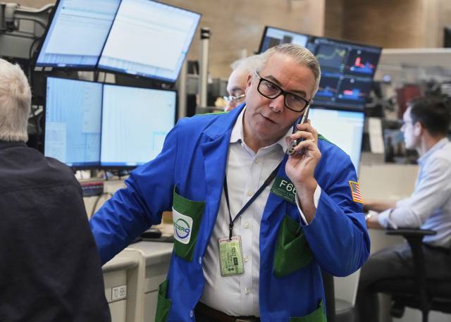 5일(현지시간) 미국 뉴욕증권거래소에서 딜러들이 일하고 있다. AP연합뉴스