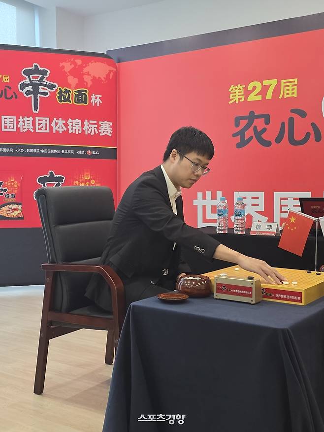 탄샤오 9단이 6일 중국 칭다오 농심공장에서 열린 제27회 농심신라면배 세계바둑최강전 4국에서 쉬자위안 9단과 대국하고 있다. 칭다오 | 윤은용 기자