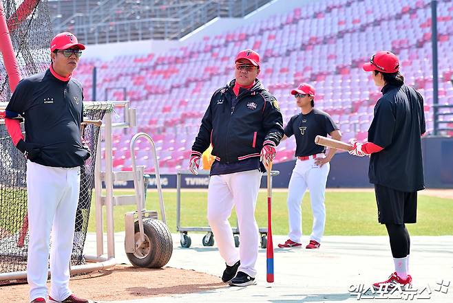 23일 오후 광주기아챔피언스필드에서 열리는 '2025 신한 SOL Bank KBO리그' NC 다이노스와 KIA 타이거즈의 경기, KIA 이범호 감독이 선수들의 훈련을 지켜보고 있다. 엑스포츠뉴스 DB