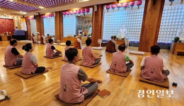 예불에 참석하고 있는 템플스테이 참가자들. 2025.8.22 /김성호기자 ksh96@kyeongin.com