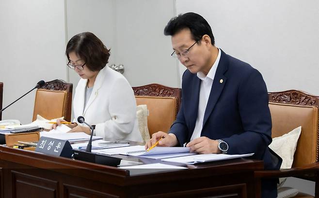 부천시의회 제286호 임시회 도시교통위원회에서 최성운 의원(우)이 시정질문을 하고 있다. 사진=부천시의회