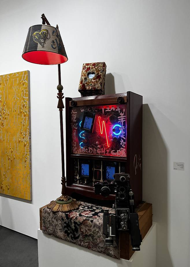 전시장 곳곳에서 만날 수 있는 백남준 작가 미디어 작품