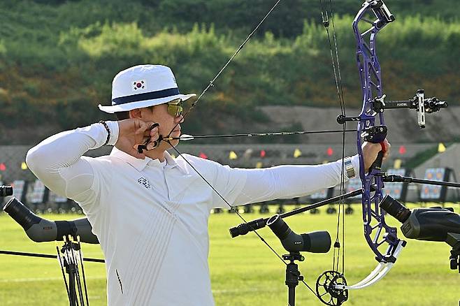 광주2025현대세계양궁선수권대회 막이 오른 5일 오후 광주 남구 광주국제양궁장에서 양궁 컴파운드 남자 대한민국 국가대표 최용희가 활을 당기고 있다. 뉴시스