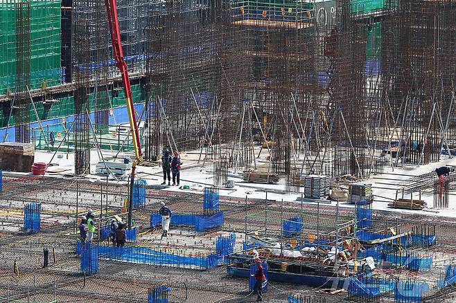 서울 시내 한 아파트 건설현장에서 노동자들이 작업하는 모습. (자료사진)/뉴스1 ⓒ News1 김도우 기자