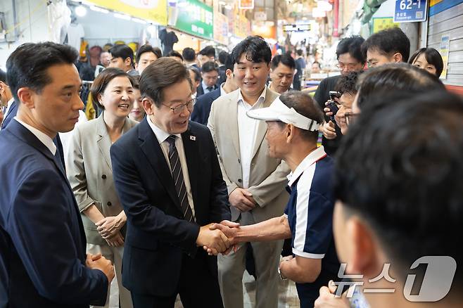 이재명 대통령이 5일 인천 미추홀구 용현시장을 방문해 시민들과 인사하고 있다. (이대통령실 제공. 재판매 및 DB 금지) 2025.9.5/뉴스1 ⓒ News1 허경 기자