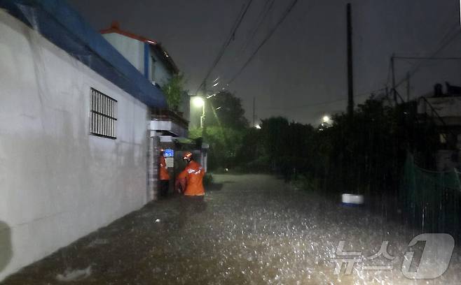 전북지역에 극한호우가 내린 7일 새벽 전북 군산시 송풍동 한 동네가 침수됐다는 신고를 받고 출동한 소방대원이 현장 통제에 나서고 있다.(전북소방 제공. 재판매 및 DB금지) 2025.9.7/뉴스1 ⓒ News1