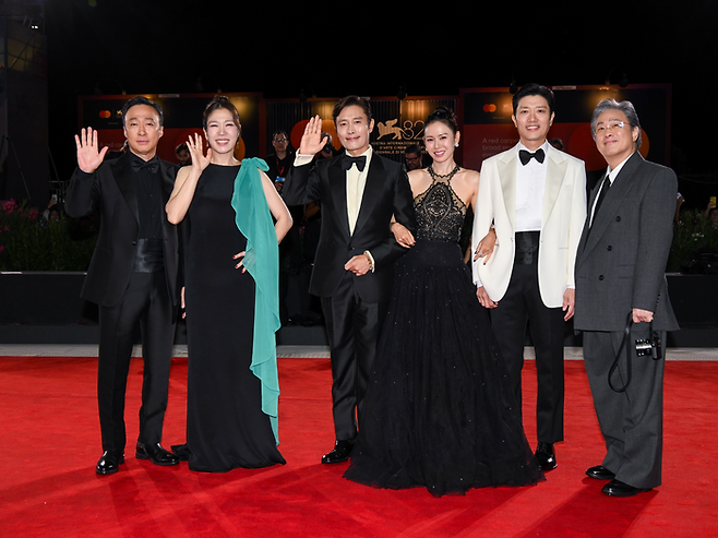 영화 ‘어쩔수가없다’ 베니스영화제. 사진| CJ ENM