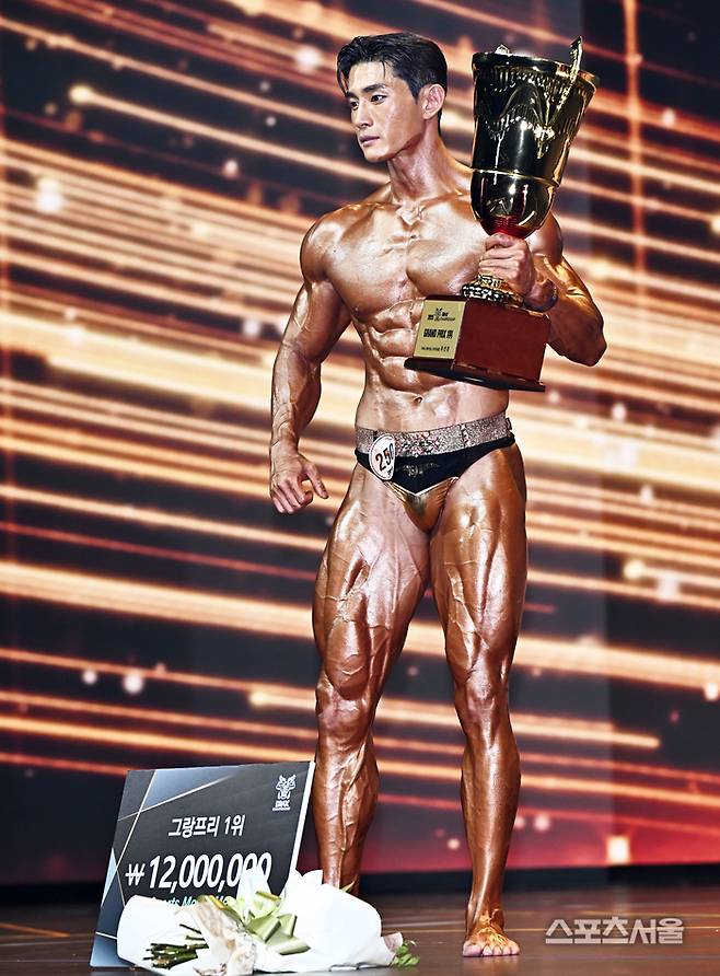 정대진이 1200만원의 우승삼금 증서와 함께 우승트로피를 들고 포즈를 취하고 있다. 이주상기자 rainbow@sportsseoul.com