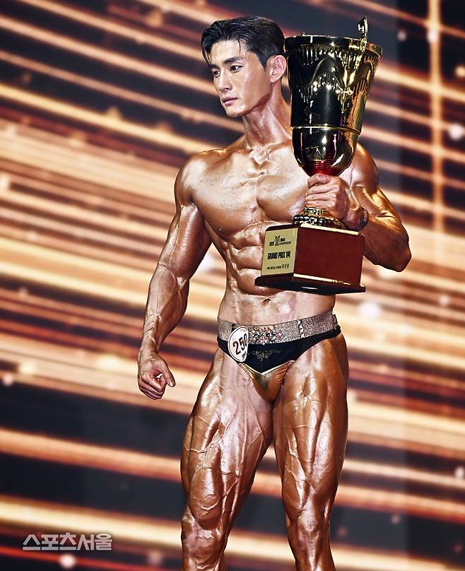 정대진이 우승트로피를 들고 포즈를 취하고 있다. 이주상기자 rainbow@sportsseoul.com