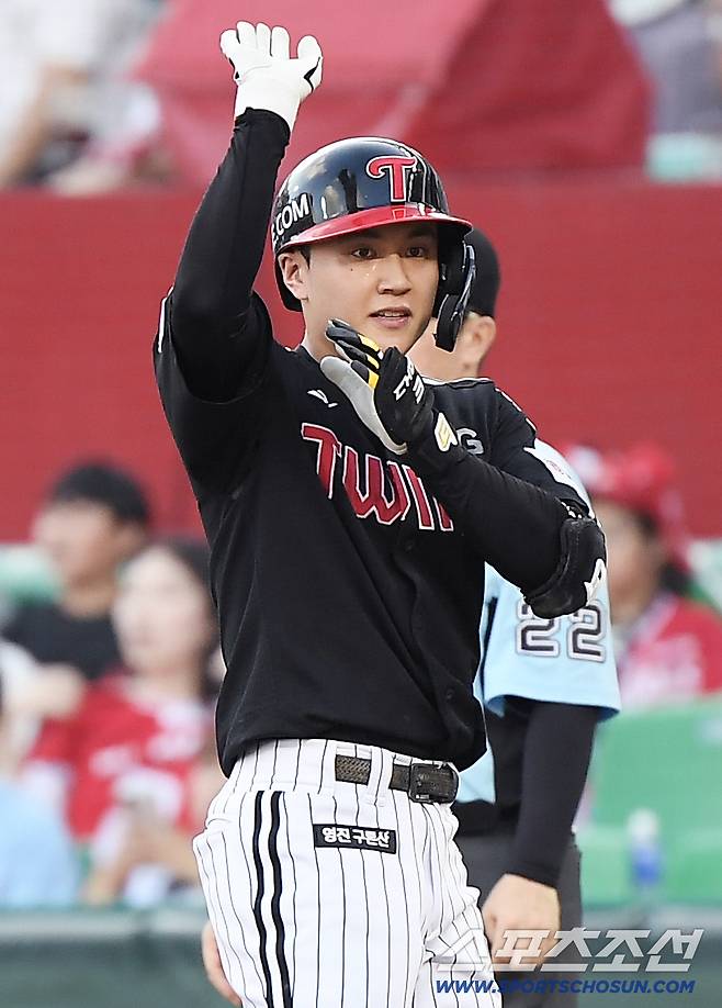 15일 인천 SSG랜더스필드에서 LG-SSG전. 3회초 1사 1루 최원영이 안타를 친 후 기뻐하고 있다. 인천=정재근 기자 cjg@sportschosun.com/2025.8.15/