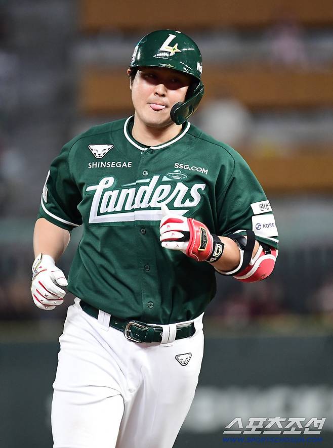 5일 인천 SSG랜더스필드에서 열린 SSG와 롯데의 경기. 5회말 롯데 벨라스케즈 상대 솔로홈런을 날린 SSG 최정. 인천=송정헌 기자songs@sportschosun.com/2025.09.05/