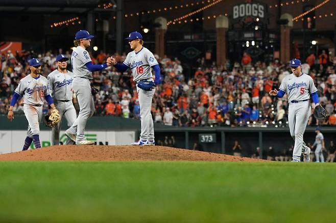 BALTIMORE, MARYLAND - SEPTEMBER 06: Enrique Hernandez #8 of the Los Angeles Dodgers greets Yoshinobu Yamamoto #18 on the mound after a home run by Jackson Holliday #7 of the Baltimore Orioles in the ninth inning at Oriole Park at Camden Yards on September 06, 2025 in Baltimore, Maryland. Jess Rapfogel/Getty Images/AFP (Photo by Jess Rapfogel / GETTY IMAGES NORTH AMERICA / Getty Images via AFP)
<저작권자(c) 연합뉴스, 무단 전재-재배포, AI 학습 및 활용 금지>