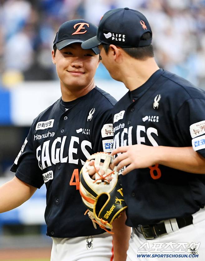 7일 대구 삼성라이온즈파크에서 열린 한화와 삼성의 경기, 4회말 투구를 마친 한화 정우주가 노시환의 이야기에 미소짓고 있다. 대구=허상욱 기자wook@sportschosun.com/2025.09.07/