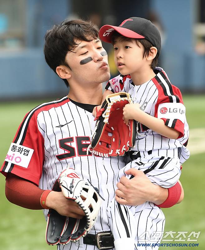 7일 서울 잠실구장에서 열린 SSG-LG전. 경기 전 박해민이 아들 이든 군을 안고 있다. 잠실=정재근 기자 cjg@sportschosun.com/2025.9.7/