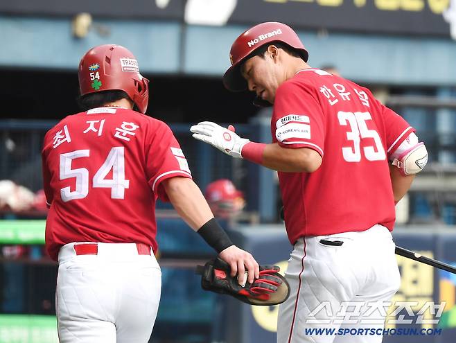 7일 서울 잠실구장에서 열린 SSG-LG전. 1회초 2사 2루 한유섬이 투런포를 친 후 최지훈의 환영을 받고 있다. 잠실=정재근 기자 cjg@sportschosun.com/2025.9.7/