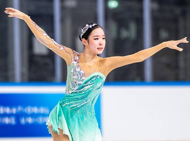 7일 이탈리아 바레세에서 열린 2025~2026 국제빙상경기연맹 피겨 주니어 그랑프리 여자 싱글 프리스케이팅에서 연기 중인 윤서진 모습. 국제빙상경기연맹(ISU) SNS 캡처