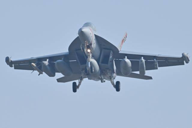 2023년 10월 30일 한미 공군 연합공중훈련 '비질런트 디펜스'에 참가한 EA-18G '그라울러'가 경기 평택시 주한미공군 오산기지에 착륙하기 위해 기지로 접근하고 있다. 그라울러는 가장 유명한 전자전기 중 하나다 최주연 기자