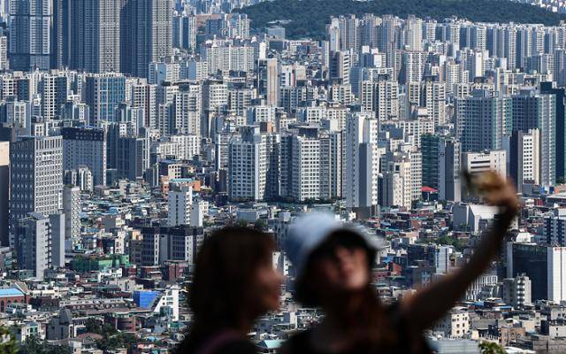 5일 서울 중구 남산에서 바라본 시내 아파트 단지. 뉴스1