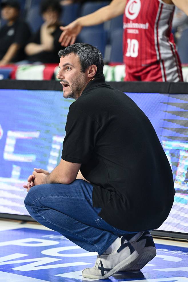 7일 부산 사직실내체육관에서 열린 KB와 사라고사의 2025 BNK금융 박신자컵 3위 결정전. 모랄레스 사라고사 감독이 작전을 지시하고 있다. 사진=WKBL