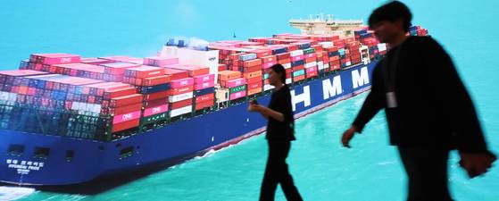 서울 여의도 HMM 본사에 설치된 스크린. 사진 연합뉴스