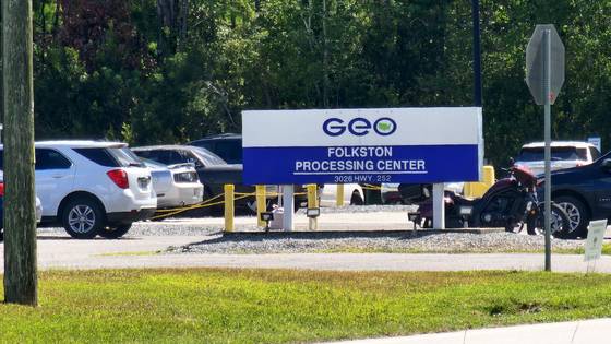 현지시간 6일 미국 조지아주 포크스턴에 위치한 불법 체류자 구금 시설에 수감된 한국인 근로자들은 푸른색 수용복을 입고 추가 조사를 받은 것으로 중앙일보 취재 결과 확인됐다. 조기중 워싱턴 총영사가 이날 시설의 관계자들과 면담하기 위해 현장을 방문했다. 포크스턴=강태화 특파원