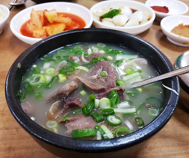 포항 죽도시장 입구엔 소머리곰탕의 양대산맥으로 불리는 두 식당이 있다. 얼마 전 한 정치인이 이중 한 곳을 방문한 사실이 보도되기도 했다.