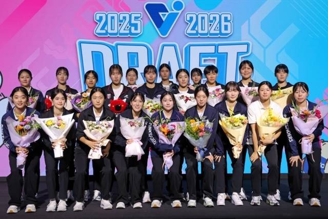 ▲ 2025~2026 KOVO 여자 신인선수 드래프트가 지난 5일 서울 메이필드호텔에서 열린 가운데 각 구단 지명을 받은 선수들이 기념 촬영에 임하고 있다. 연합뉴스