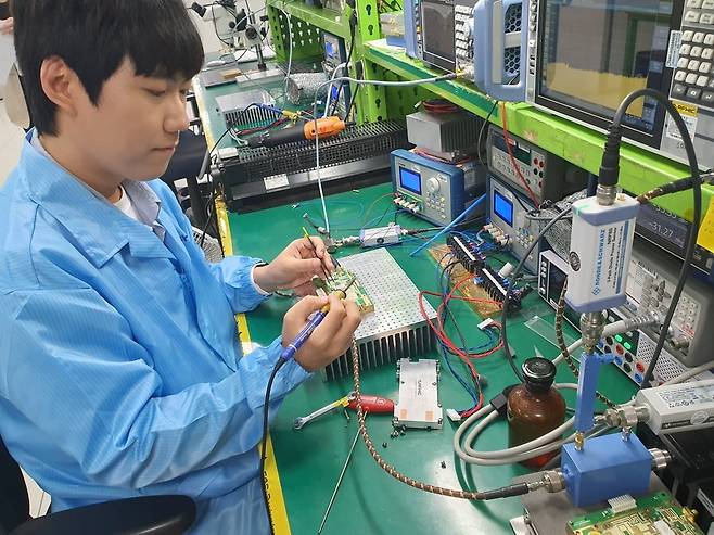 이보일 선임이 통신 부품 납땜 작업 중이다. 과천=윤현주 기자