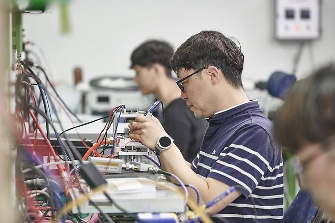 박민호 매니저가 제품 성능 테스트를 위해 튜닝을 하고 있다. RFHIC 제공