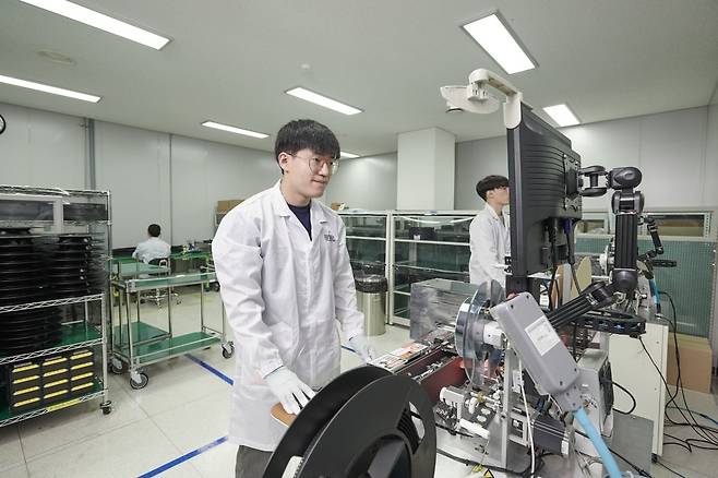 제조 라인에서 GaN 트렌지스터 제품을 포장하고 있다. RFHIC 제공