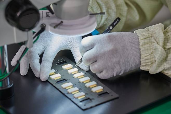 클린룸에서 정교하게 GaN 트렌지스터를 점검하고 있다. RFHIC 제공