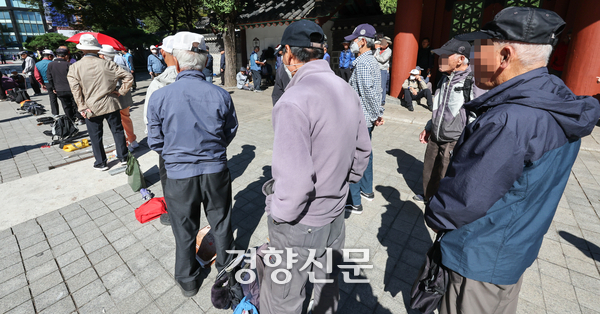 노인의 날이었던 지난해 10월2일 서울 종로구 탑골공원 앞에서 노인들이 무료급식을 받기 위해 줄을 서 있다. 성동훈 기자