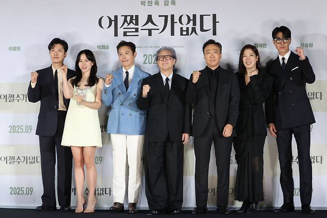 19일 서울 용산구 CGV 용산아이파크몰에서 열린 영화 '어쩔수가없다' 제작보고회에서 감독과 배우들이 포즈를 취하고 있다. 왼쪽부터 박희순, 손예진, 이병헌, 박찬욱 감독, 이성민, 염혜란, 차승원. 연합뉴스