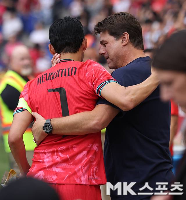 포체티노 미국 감독과 대한민국 대표팀 주장 손흥민이 경기 전 이야기를 나누고 있다. 사진(美 해리슨)= 고홍석 통신원