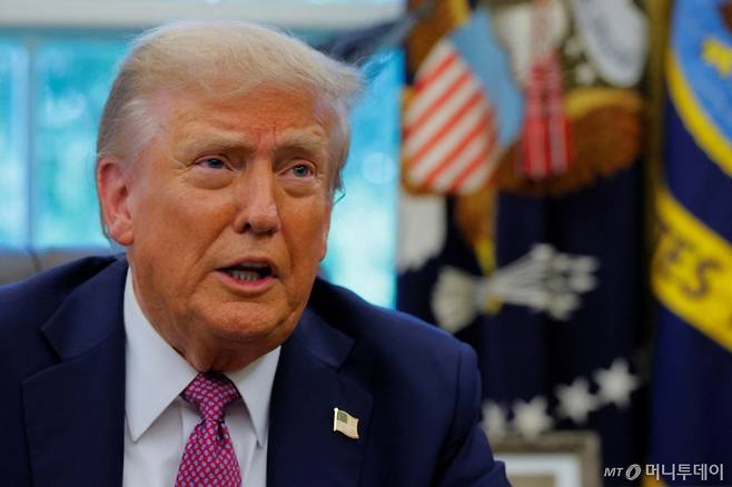 도널드 트럼프 미국 대통령이 지난 5일(현지시간) 워싱턴DC 백악관에서 국방부의 명칭을 '전쟁부'로 바꾸는 행정명령에 서명한 뒤 기자들의 질문에 답하고 있다./로이터=뉴스1