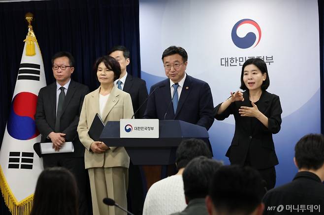 (서울=뉴스1) 임세영 기자 = 윤호중 행정안전부 장관과 한정애 더불어민주당 정책위의장이 7일 서울 종로구 정부서울청사에서 제3차 고위당정협의회 결과 브리핑을 하고 있다. Copyright (C) 뉴스1. All rights reserved. 무단 전재 및 재배포, AI학습 이용 금지. /사진=(서울=뉴스1) 임세영 기자