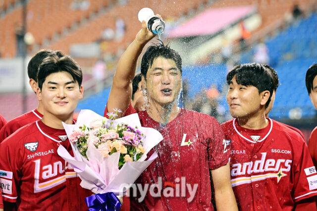 7일 오후 서울 잠실야구장에서 진행된 '2025 신한 SOL뱅크 KBO 리그' SSG-LG의 경기. SSG 선발 김광현이 LG를 상대로 2,000탈삼진과 승리를 기록한 뒤 동료들의 축하 물세례를 받고 있다./잠실 = 곽경훈 기자