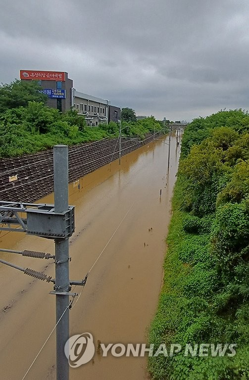 전북지역에 장대비가 쏟아진 7일 전라선 익산-전주 구간 철도 선로가 물에 잠겨 있다.연합뉴스