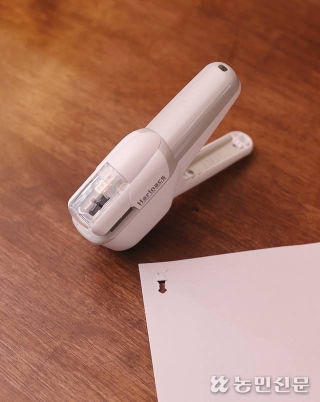 심 없이도 종이를 철할 수 있는 스테이플러.