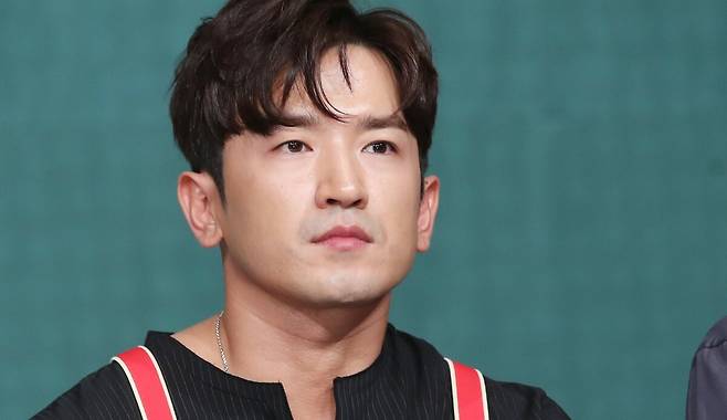 그룹 신화 이민우가 ‘가난 코스프레’라는 지적에 직접 입을 열었다. 뉴스1