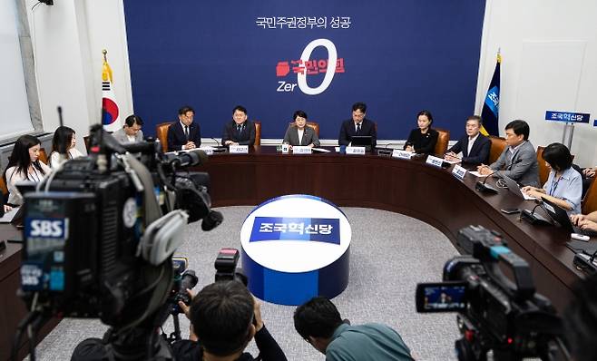 김선민 조국혁신당 대표 권한대행이 지난 5일 국회에서 열린 지도부 기자간담회에 참석해 당내 성비위 및 직장 내 괴롭힘 사건과 관련해 발언하고 있다. 뉴스1