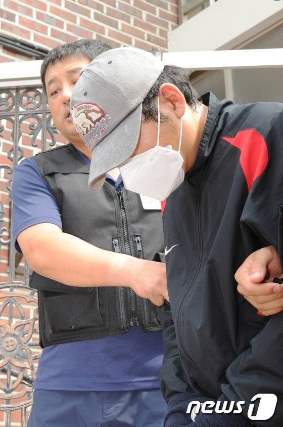 2016년 6월 춘천에서 동거녀의 2세 아들을 장롱에 던져 숨지게 한 정씨가 현장검증 후 심경을 밝히고 있다. 뉴스1