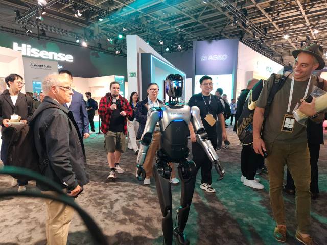 중국 가전업체인 하이센스의 IFA 부스에서 마이크로 RGB 미니 LED TV를 홍보하기 위한 휴머노이드 로봇이 돌아다니고 있다. 노우리 기자
