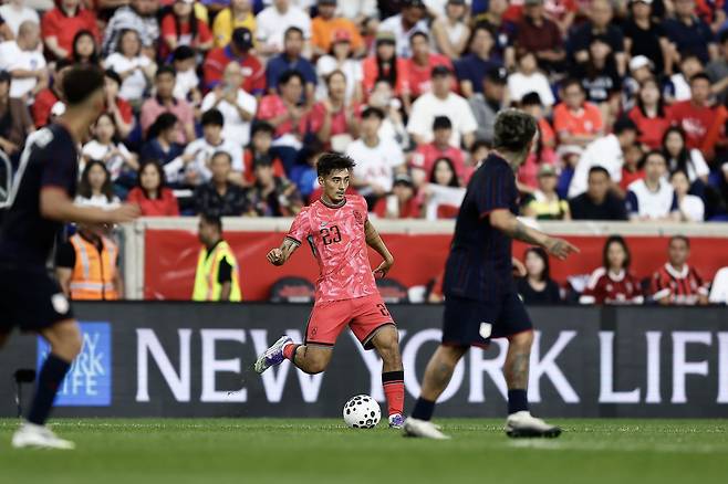 옌스 카스트로프가 7일(한국시간) 미국 뉴저지주 해리슨의 스포츠 일러스트레이티드 스타디움에서 열린 미국과 친선전 도중 패스를 시도하고 있다. 사진제공|대한축구협회