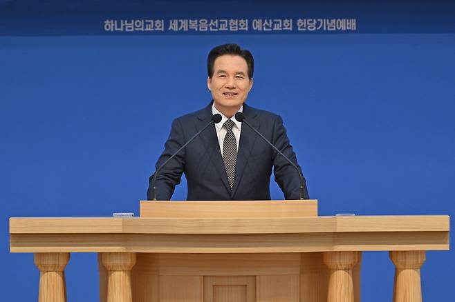 하나님의교회 세계복음선교협회 총회장 김주철 목사가 6일 오후 충남 예산 내포신도시에 위치한 ‘예산 하나님의 교회’에서 헌당예배를 집전하고있다.
