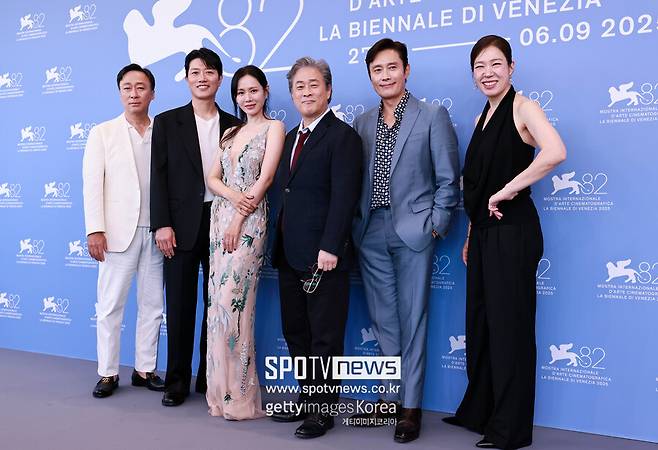 ▲ 제82회 베니스국제영화제에 참석한 '어쩔수가없다' 주역들. ⓒ게티이미지